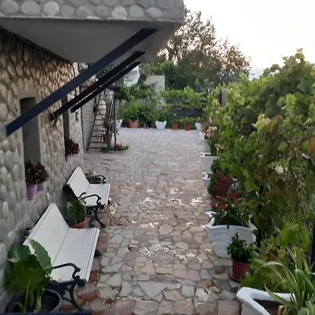 Konukevi Bixhaku 4*