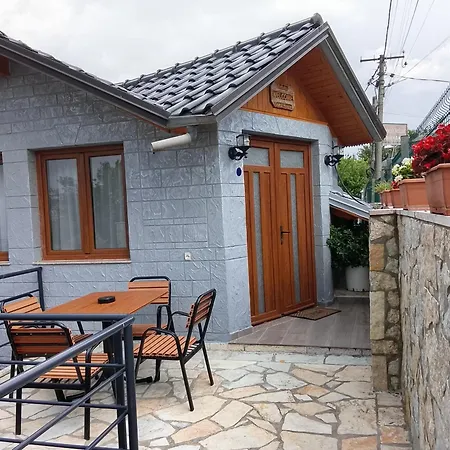 Bixhaku 招待所 Gjirokastër